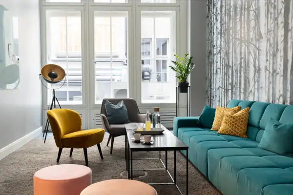 Coworking Space Ein Wohnzimmer mit Sofa, Sesseln und Couchtisch.