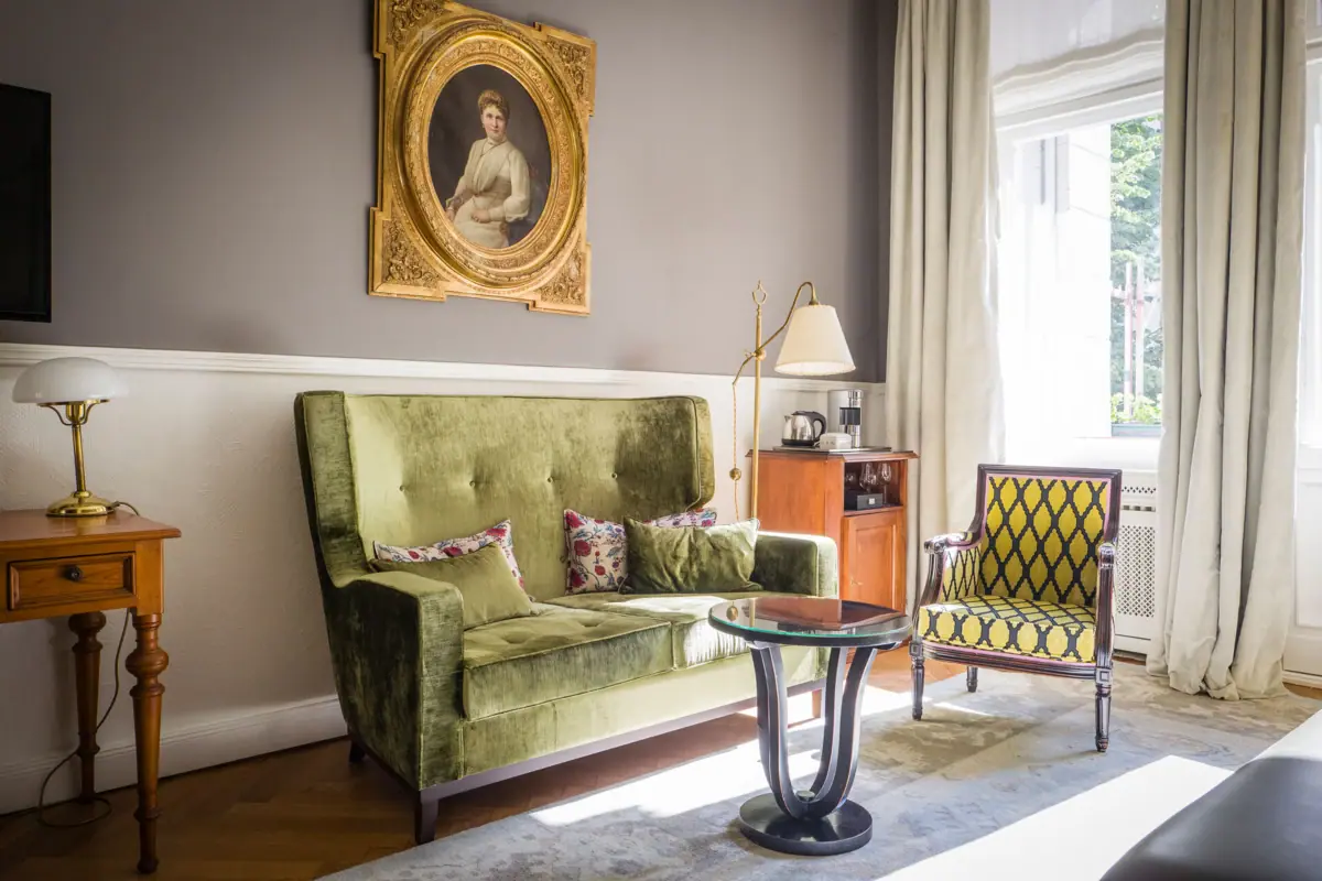 HENRI Berlin Zimmer Wohnzimmer mit Couch und Couchtisch.