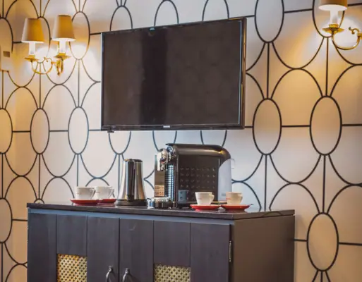 Kaffeestation Ein Fernseher auf einem Schrank