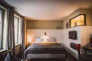 Bett Bett in einem stilvoll eingerichteten Zimmer.