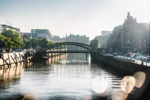 Kanal in der Hamburger Speicherstadt Brücke über Kanal der Hamburger Speicherstadt