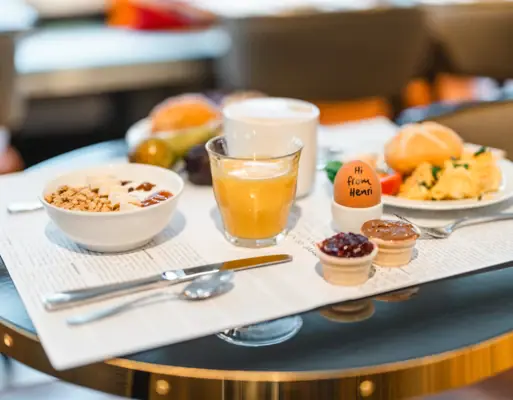 Frühstückstisch HENRI Hamburg Frühstück im HENRI Hamburg auf einem Tisch mit Geschirr und Speisen.