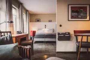 Schlafzimmer Ein Zimmer mit einem Bett und einem Schreibtisch.