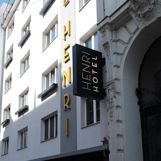 HENRI Hotel Ein Schild an einem Gebäude.