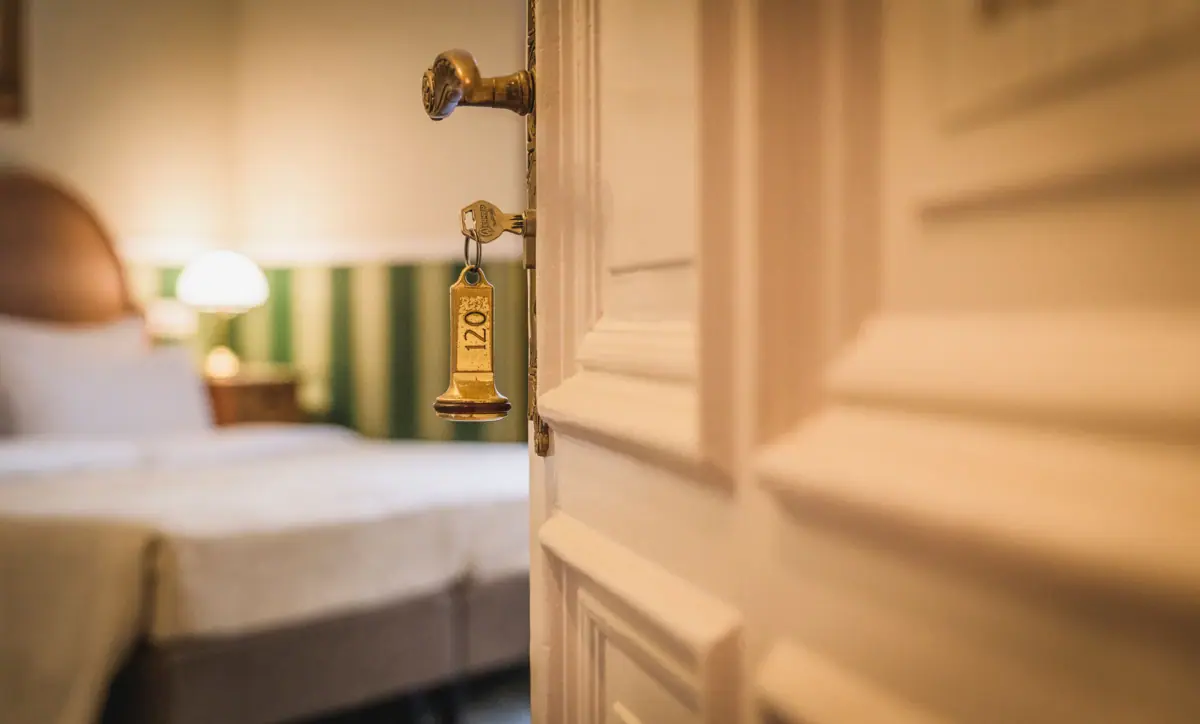 HENRI Berlin Salon Bogota Tür mit Schlüssel im Schloss