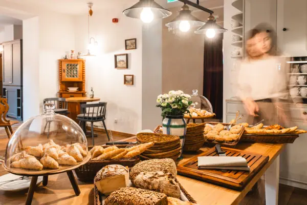 Brote und Brötchen Ein Tisch mit Snacks und Gebäck.