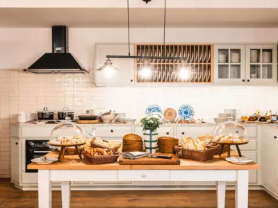 Bei HENRI ganz entspannt in den Tag starten ... das geht am besten mit einem reichhaltigen Frühstück sowie der stärkenden Tiroler Jause am Nachmittag. Ihre Wohlfühlübernachtung gibt es ab 79 € pro Person im Doppelzimmer inkl. Frühstück.