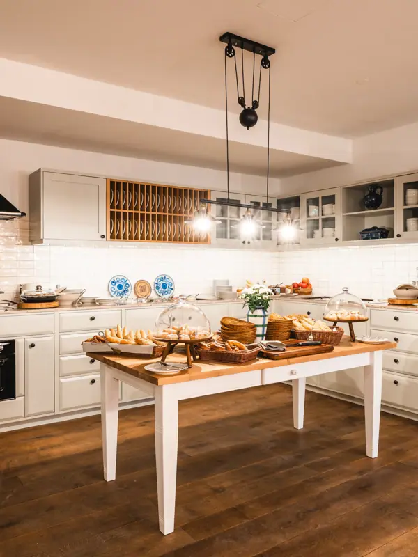 Hausküche Eine Küche mit einem Tisch, auf dem Essen steht.