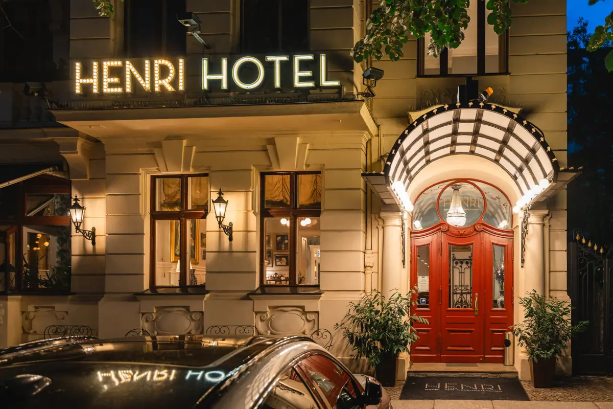 HENRI Berlin Eingang Ein Hoteleingang mit einem Schild darauf.