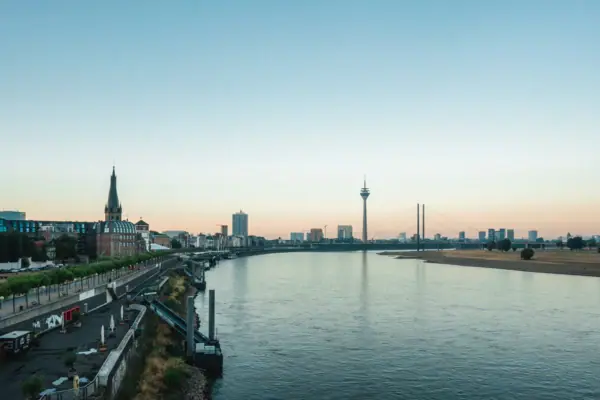Düsseldorf Skyline Fluss mit Brücke und Stadt im Hintergrund