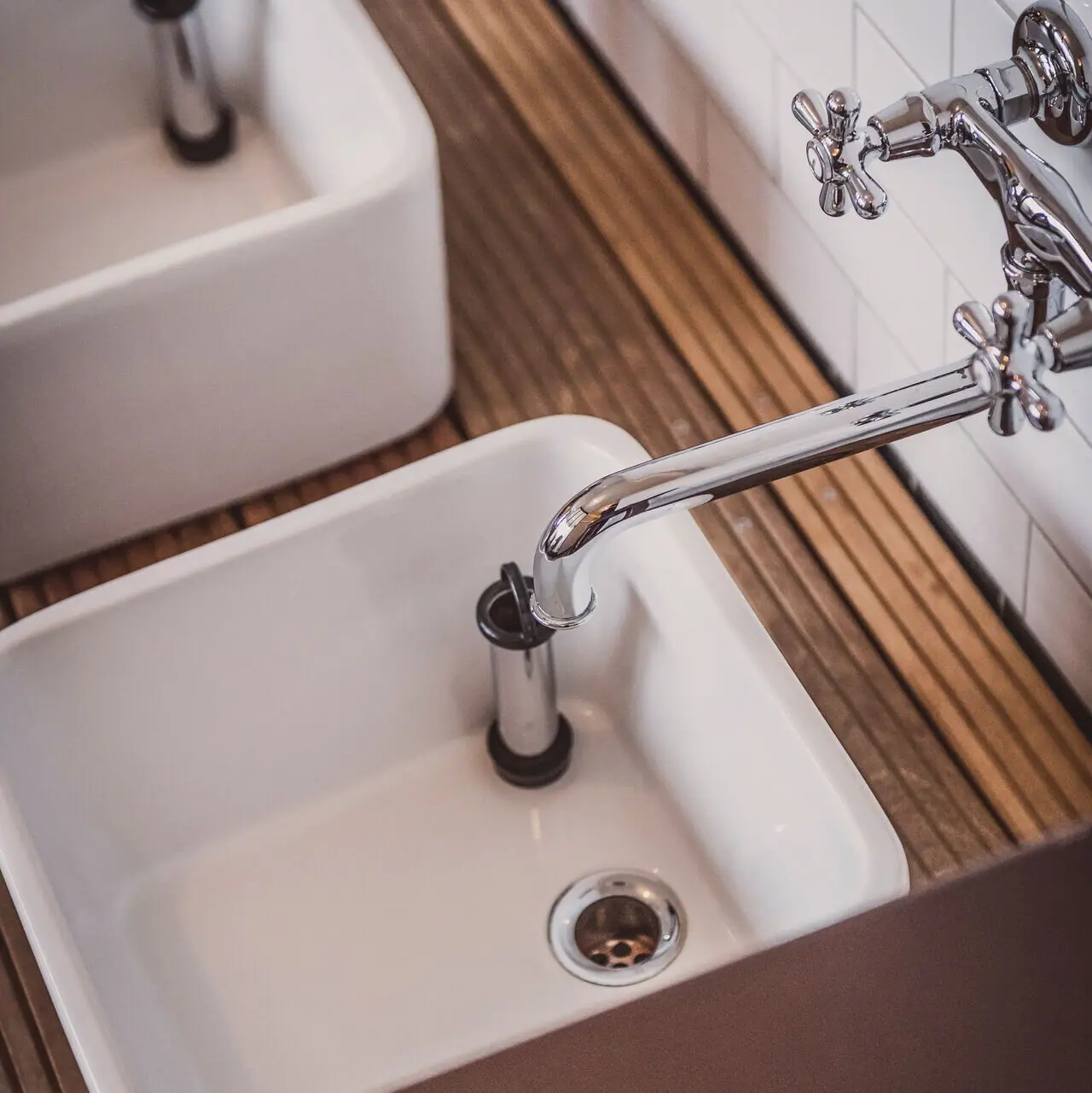 Fußbad Fußbad und Wasserhahn im Wellnessbereich.