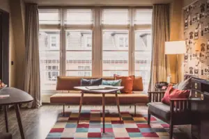 Wohnraum Wohnzimmer mit einer Couch und einem Tisch.