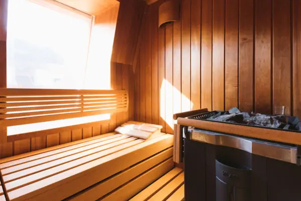 Finnische Sauna im HENRI Hotel Hamburg Sauna mit Whirlpool und Fenster