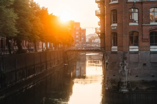 Hamburg Eine Stadt bei Sonnenuntergang