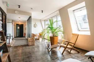 Entspannungsbereich mit Liegen Ein Raum mit Liegestühlen und einer Pflanze.