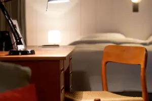 Schreibtisch Ein Schreibtisch mit einer Lampe und einem Stuhl.