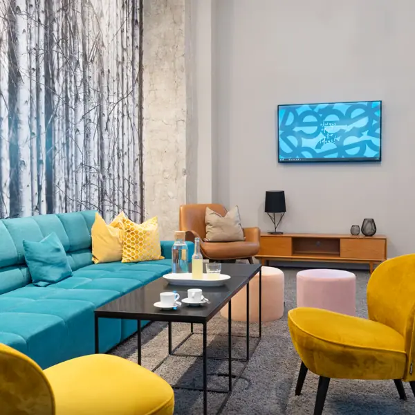 Cowking Space Hamburg Ein Zimmer mit einer Couch und einem Couchtisch.