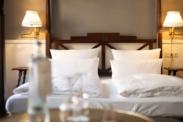 HENRI Hotel Berlin Umgebung Schloss Charlottenburg Die prächtige barocke Fassade und Kuppel des Schlosses Charlottenburg in Berlin bei strahlendem Sonnenschein.