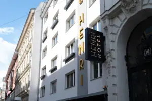 Hoteleingang Ein Schild an einem Gebäude.