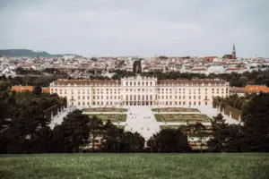 Schloss Großes Gebäude mit weitläufigem Innenhof und großem Garten.