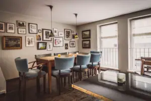 Essbereich in der Kontorküche Essbereich mit Tisch und Stühlen.