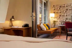 Durchsicht Ein Zimmer mit einem Sofa und einem Schreibtisch.