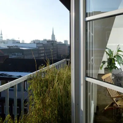 Balkon im Wellnessbereich des HENRI Hamburgs Blick über die Dächer Hamburgs