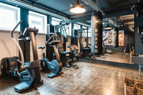 Fitnessraum im HENRI Hamburg Ein Fitnessraum mit Trainingsgeräten.
