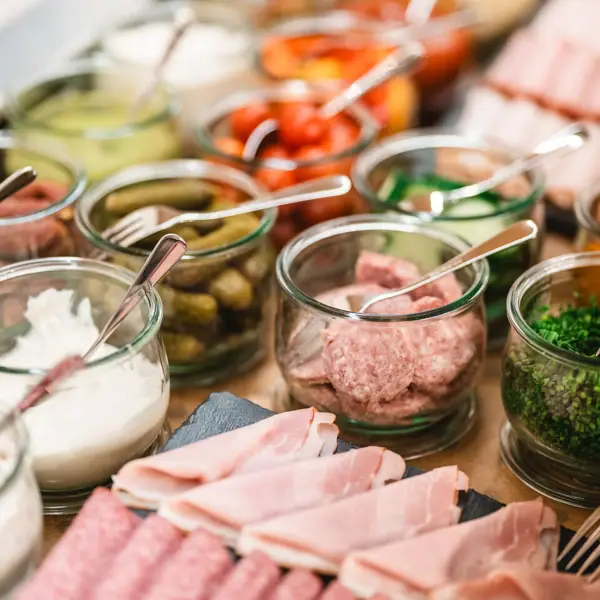 Buffet Ein Tisch mit verschiedenen Speisen.