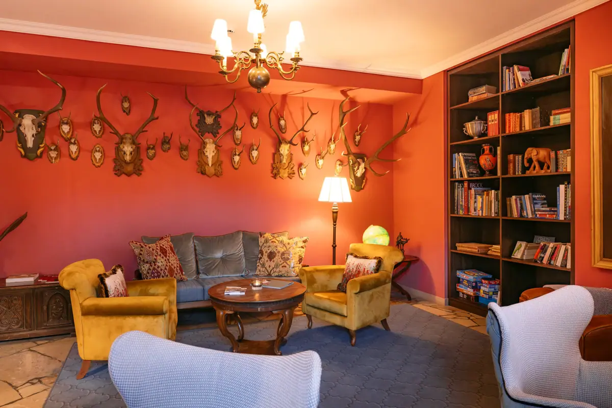 Lounge Ein Zimmer mit einem Sofa und Stühlen.