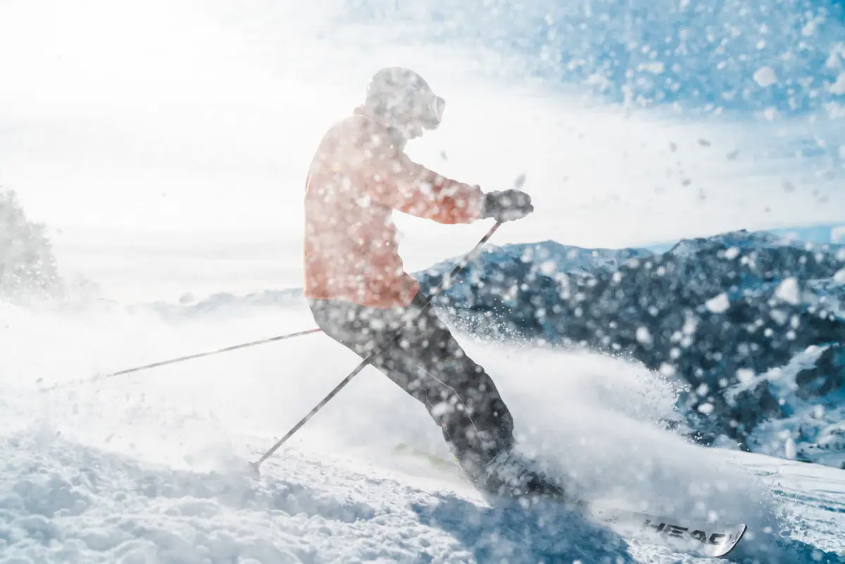 Skifahren Person beim Skifahren auf einer Piste.