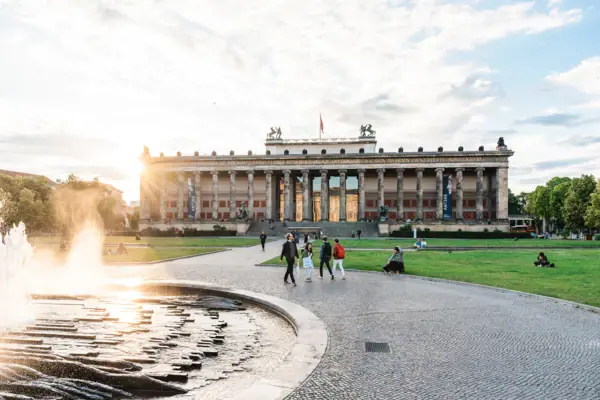Altes Museum Berlin Lustgarten Architektur Die imposante Säulenfront des Alten Museums am Berliner Lustgarten bei tiefstehender Sonne mit Brunnen im Vordergrund