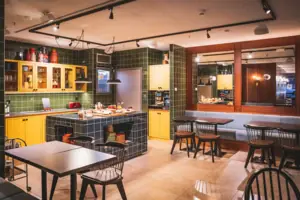 Frühstück im HENRI Düsseldorf Ein Raum mit Tischen und Stühlen.