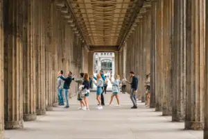 Berlin Kultur Museumsinsel Kolonnaden Perspektivische Ansicht des historischen Kolonnadengangs auf der Berliner Museumsinsel mit Touristen zwischen den imposanten Steinsäulen.