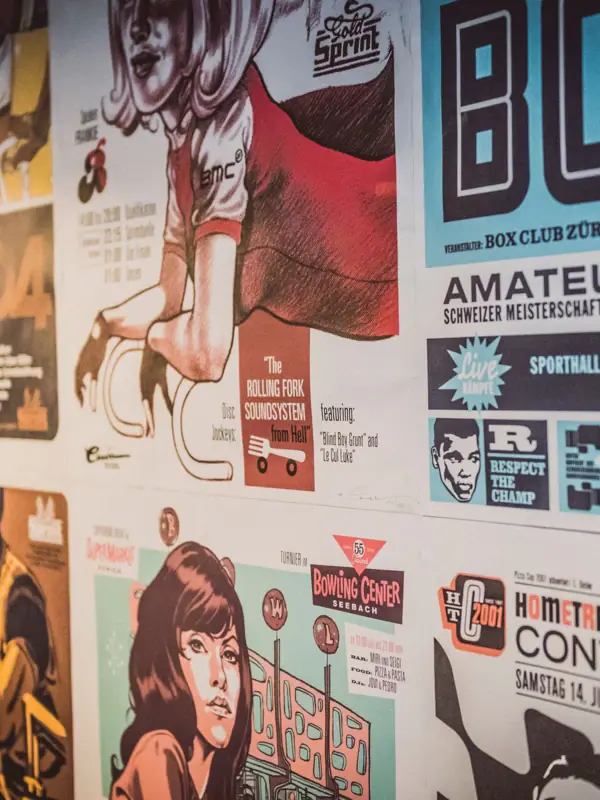 Poster mit Comic-Zeichnungen Eine Wand mit mehreren Postern.