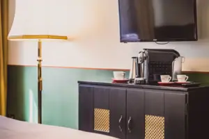 Kaffeestation Ein Fernseher auf einem Schrank.