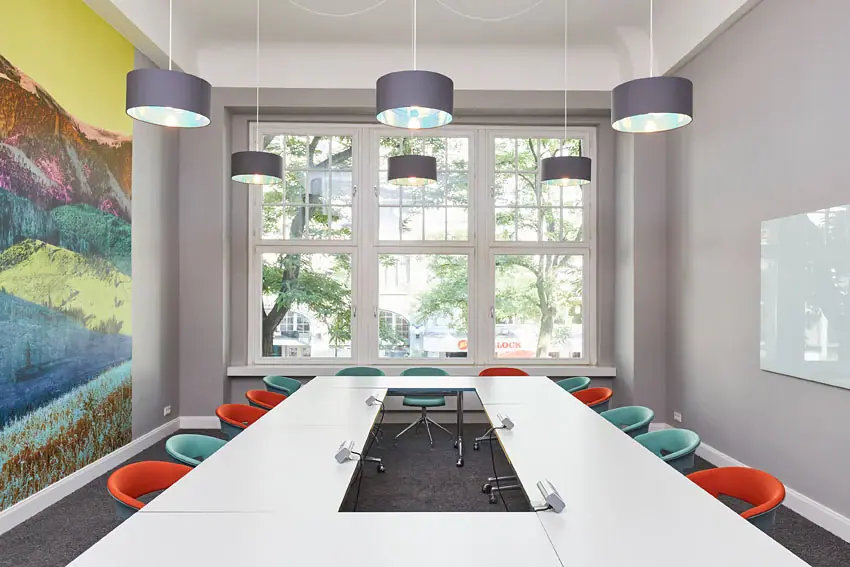 Beehive Space in Hamburg Ein Coworking Space mit einem Tisch und Stühlen.