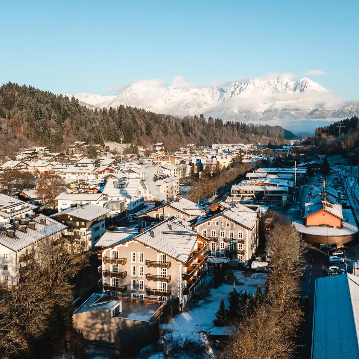 HENRI Kitzbühel Verschneite Stadtlandschaft im Freien