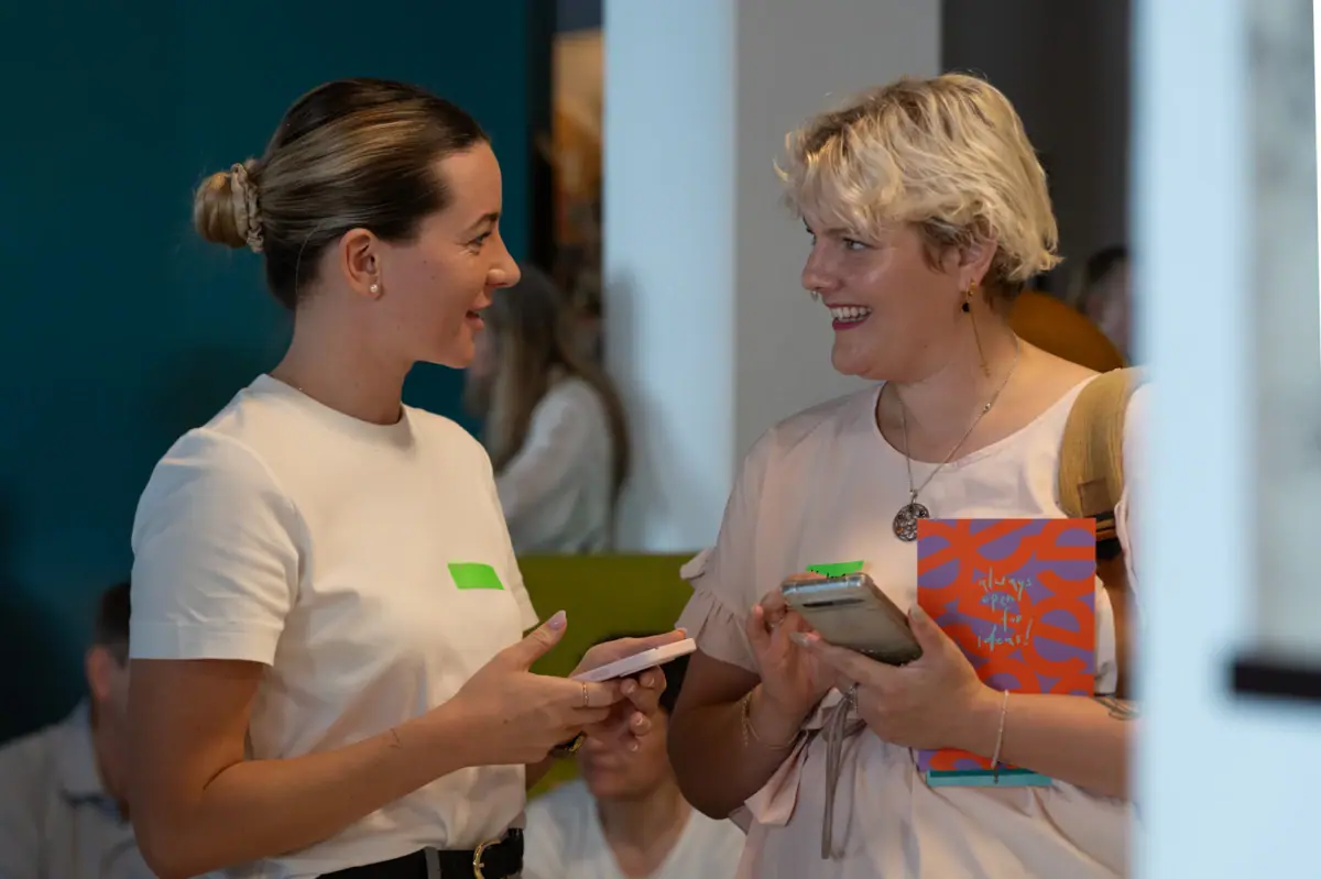 2 Frauen am Netzwerken Eine Frau spricht mit einer anderen Frau.