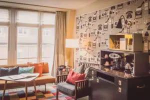 Kaffeemaschine Ein Raum mit einem Sofa und einem Couchtisch.