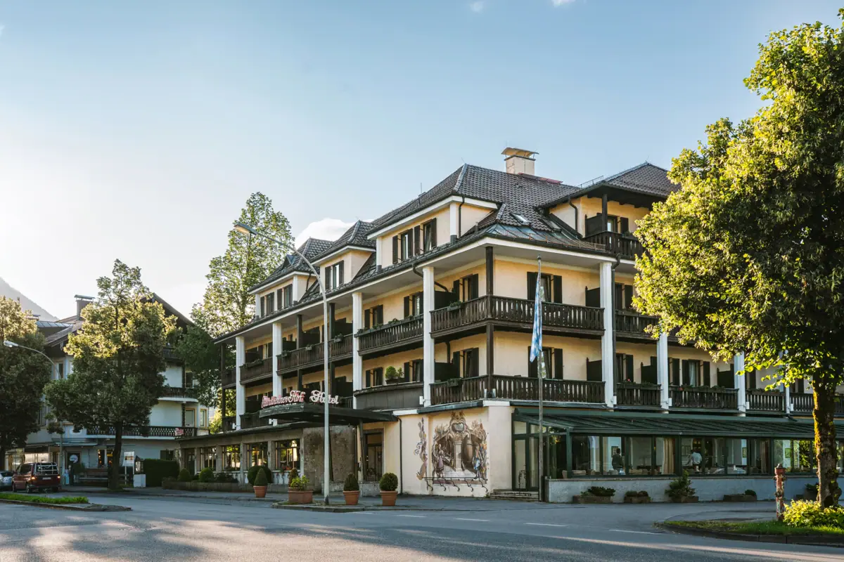 HENRI Garmisch-Partenkirchen Außenansicht Das HENRI Hotel in Garmisch-Partenkirchen mit vielen Balkonen.