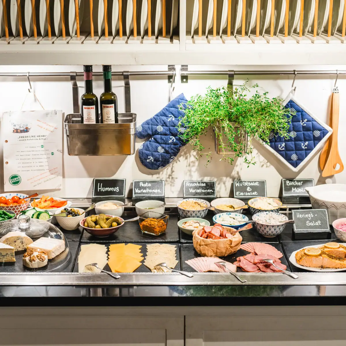 Frühstücksbuffet Ein Tresen beim Frühstücksbuffet mit Essen darauf.