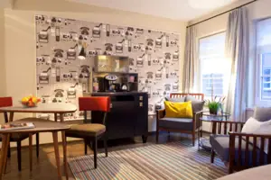 Wohnbereich Ein Raum mit Kaffeemaschine und Stühlen.