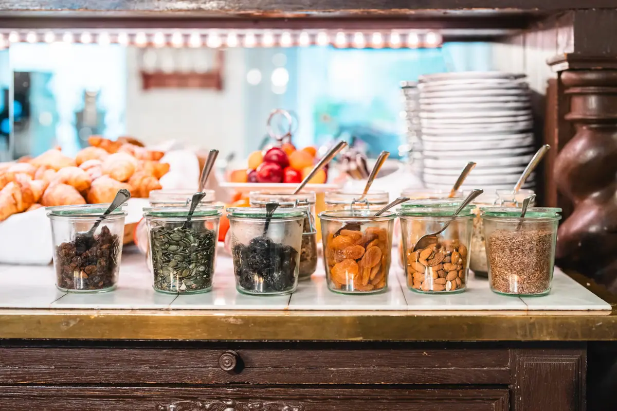 HENRI Berlin Frühstück Buffet Eine Gruppe von Gläsern mit Löffeln auf einer Theke.