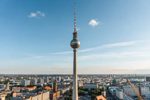 HENRI Berlin Fernsehturm Aufnahme Fernsehturm aus der Luft.