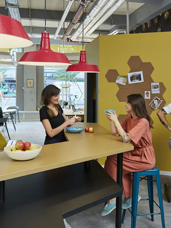 Beehive Düsseldorf Eine Gruppe von Menschen sitzt an einem Tisch.