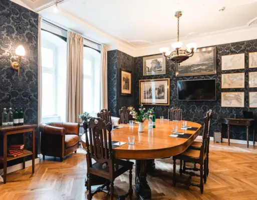 HENRI Berlin Konferenzraum Ein Zimmer mit einem Tisch und Stühlen.