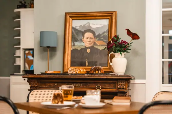 HENRI Kitzbühel Gemälde einer Frau auf einem Tisch