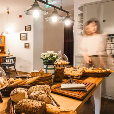 Buffet Ein Tisch mit Snacks und Gebäck.