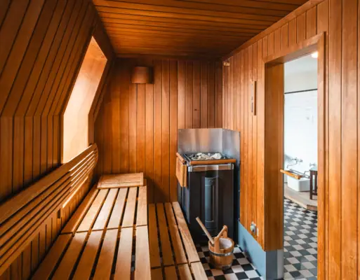 Finnische Sauna im HENRI Hotel Hamburg Holzsauna mit Fenster und Ofen
